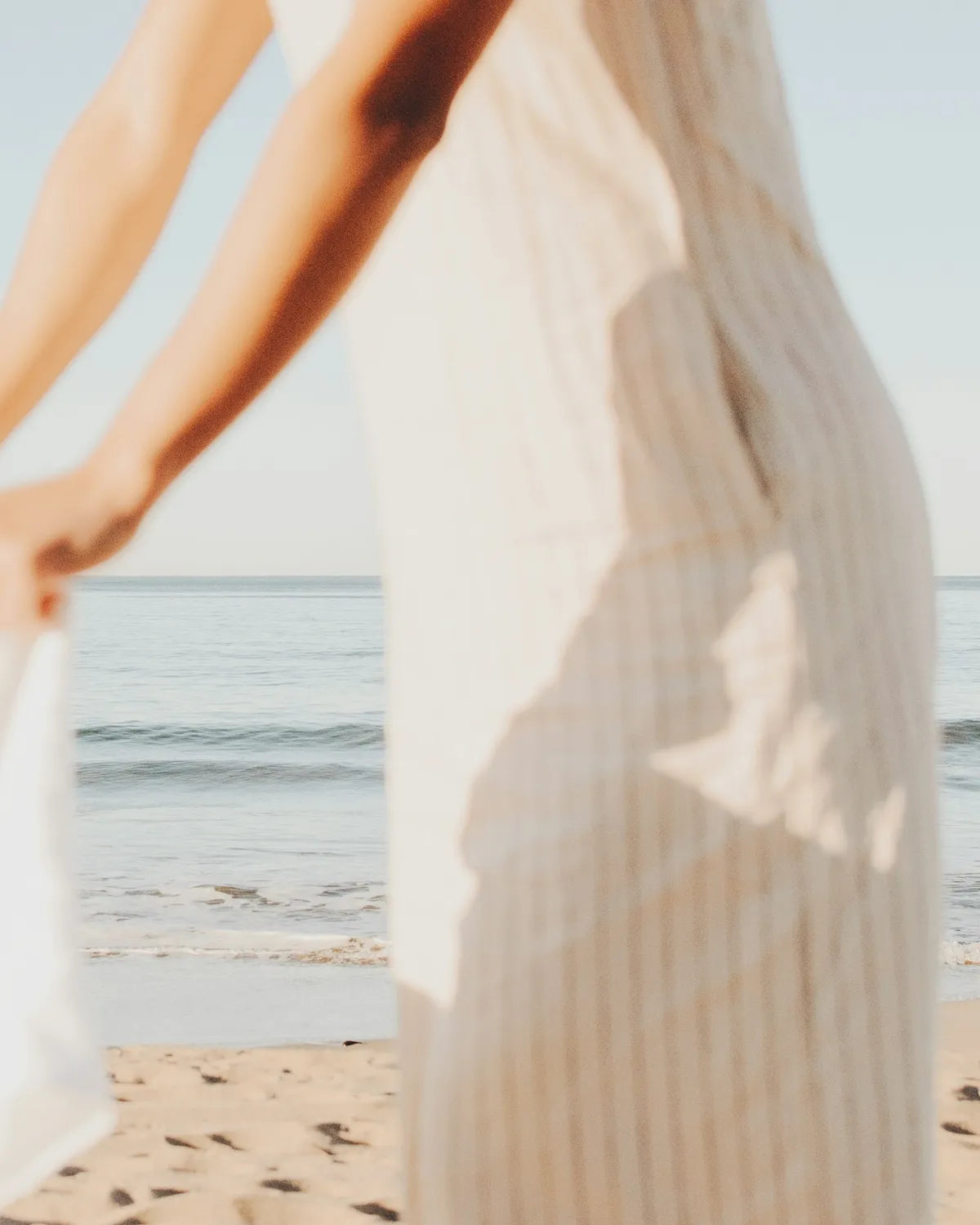 Vestido de lino blanco movido por el viento en la playa